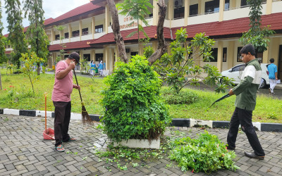 Dedikasi Petugas Kebersihan Menjaga Lingkungan Sekolah Tetap Bersih